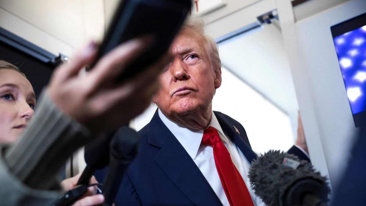 Trump přiletěl do Izraele, možná se sejde s rodinami rukojmích